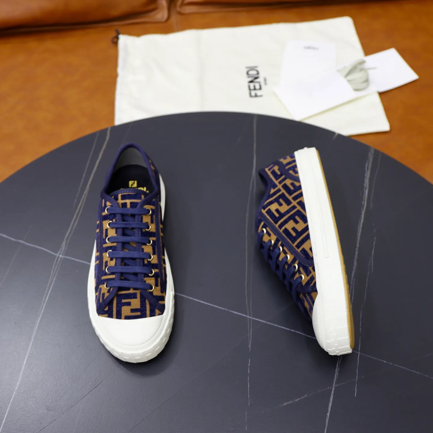 Factory price: 480 original order (couple model) Brand: FENDI Fendi 🙅‍♂️🙅‍♂️🙅‍♂️ Size: Female 35–40, Male 39-44 (45 can be customized) Grade: Official website genuine Material: Imported original LoGO fabric upper Original comfortable lining TPU wear-resistant lightweight outsole Style category: Loafers New trendy shoes Color: actual picture color